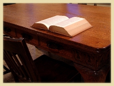 дървено бюро и книга (снимка)