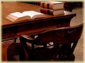 дървено бюро и книги (снимка)